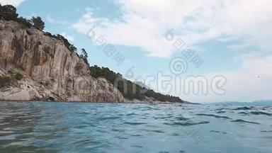 亚得里亚海白色岩石的光波。 达尔马提亚。 克罗地亚